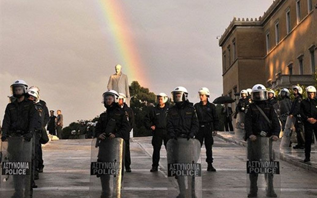 Греція, Афіни. Співробітники поліцейського підрозділу стоять біля
пам&#039;ятника грецькому політику Елеутеріосу Венізелосу біля грецького
парламенту в Афінах. / © AFP