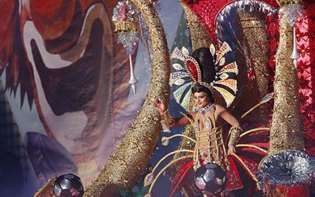 Суворе журі на іспанському острові Тенеріфе обрало цьогорічну королеву карнавалу Санта-Крус де Тенеріфе. / © AFP