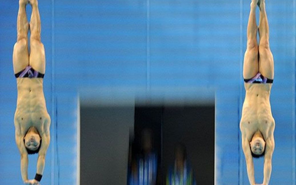 Китай, Гуанчжоу. Спортсмени з Малайзії Брайан Ломас і Ooi Цзи Лян завоювали срібло у синхронних стрибках у воду черед чоловіків на Азіатських іграх в Гуанчжоу. / © AFP