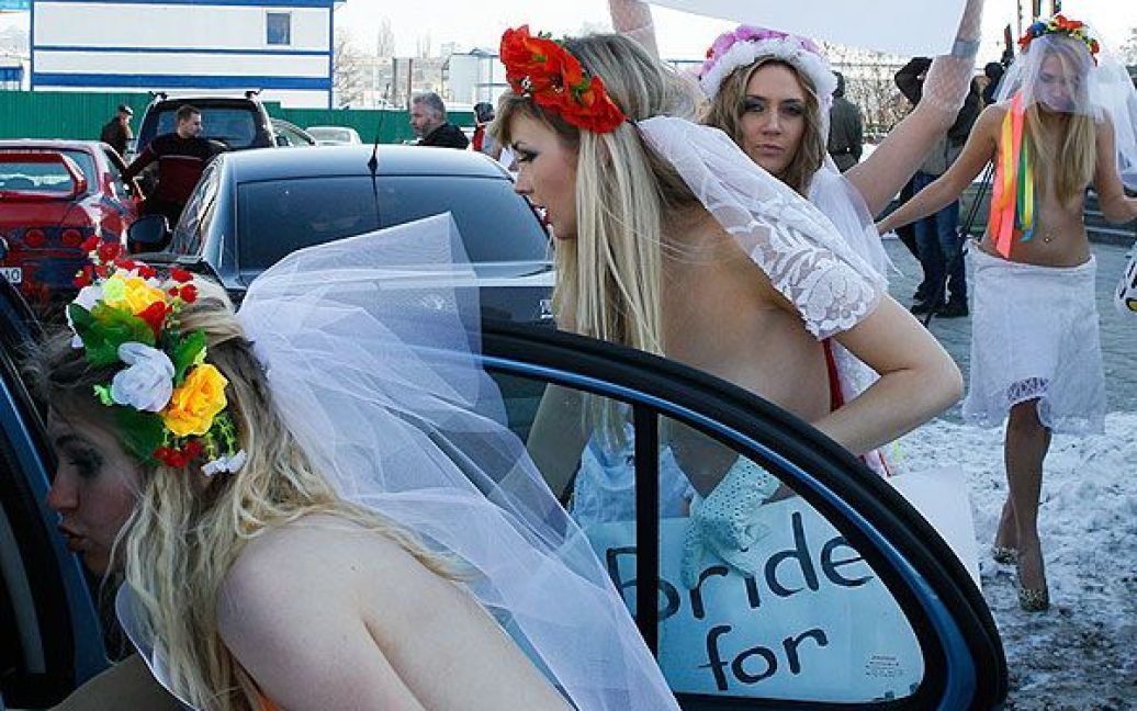 Дівчата грудьми закрили вхід до головного РАГСу і погрожували фізичною розправою новозеландському секс-туристу. / © Жіночий рух FEMEN