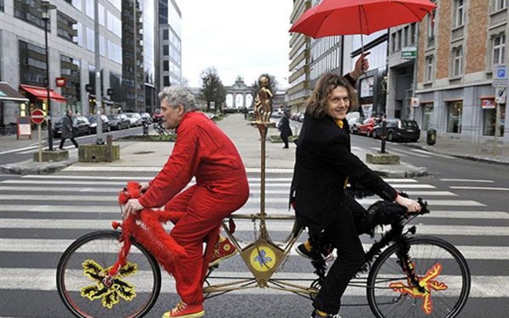 Бельгія, Брюссель. Голландсько-мовний Леон Зоутеб&rsquo;єр і франкомовний Франц Кокідо сидять на велосипеді, що "їде" у протилежних напрямках, на вулиці Брюсселя. Акція мала привернути увагу до політичної кризи у Бельгії. / © AFP