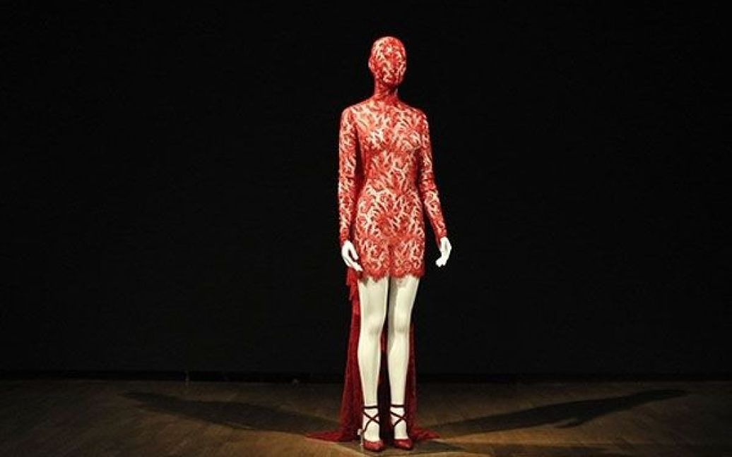 Великобританія, Лондон. Сукня від покійного британського дизайнера
Олександра Макквіна "Червона мереживна сукня, яка прикриває голову,
від Джоан" виставлена у Королівській академії мистецтв у Лондоні.
Сукня є одним з експонатів виставки "Aware: Art Fashion Identity", яка
проходитиме у академії 2 грудня по 30 січня. / © AFP