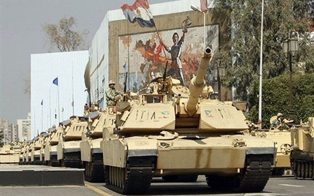Єгипет, Каїр. Танки єгипетської армії стоять поруч із пам&#039;ятником Невідомому солдату у Каїрі. Протести по всій країні, які спалахнули 25 січня, призвели до закінчення влади президента Хосні Мубарака і схвилювали весь арабський світ. / © AFP