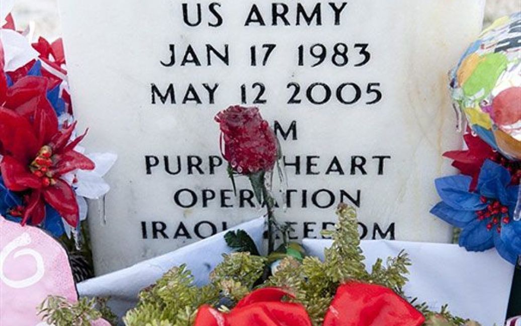 США, Арлінгтон. Троянда, вкрита кригою, поруч із надгробком рядового першого класу армії США Кеннета Зейглера на Арлінгтонському національному кладовищі, штат Вірджинія. У Сполучених Штатах тривають снігові та льодові бурі. / © AFP