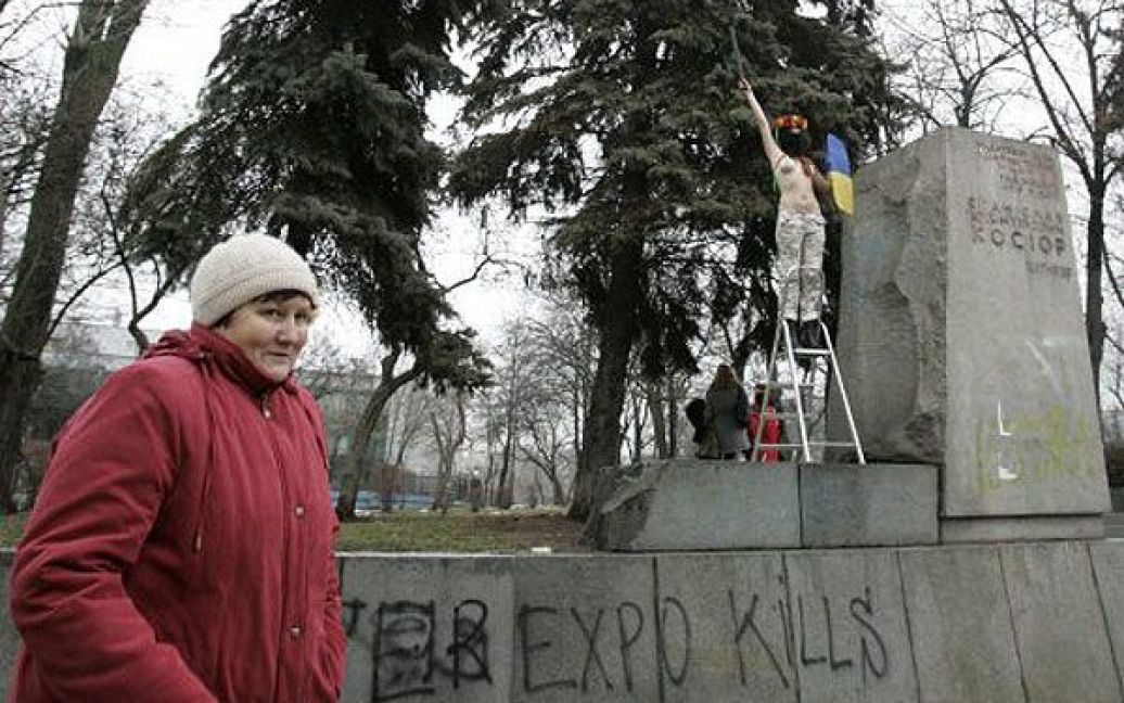 Активістка жіночого руху FEMEN в образі "Батьківщини-мачухи" під час моно-мітингу в центрі Києва. / © УНІАН