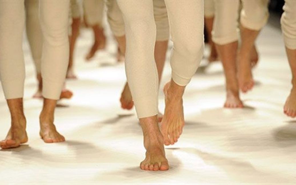 США, Нью-Йорк. Моделі-чоловіки йдуть подіумом під час показу колекції від Перрі Елліса на тижні моди Mercedes Benz Fashion Week у Нью-Йорку. / © AFP