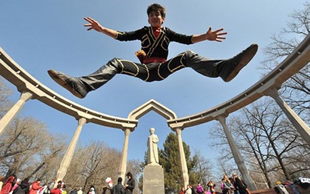 Киргизстан, Бішкек. Хлопець у традиційному киргизькому костюмі танцює в центрі Бішкека під час щорічного святкування Новрузу (Нового року). Новруз є давньоперським святом першого дня весни, який відзначають в Центральній Азії. / © AFP