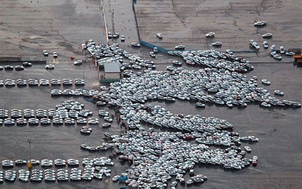 Японія, Хітачінака. Автомобілі, які постраждали в результаті потужного цунамі, що обрушилось на місто Хітачінака, префектура Ібаракі. / © AFP