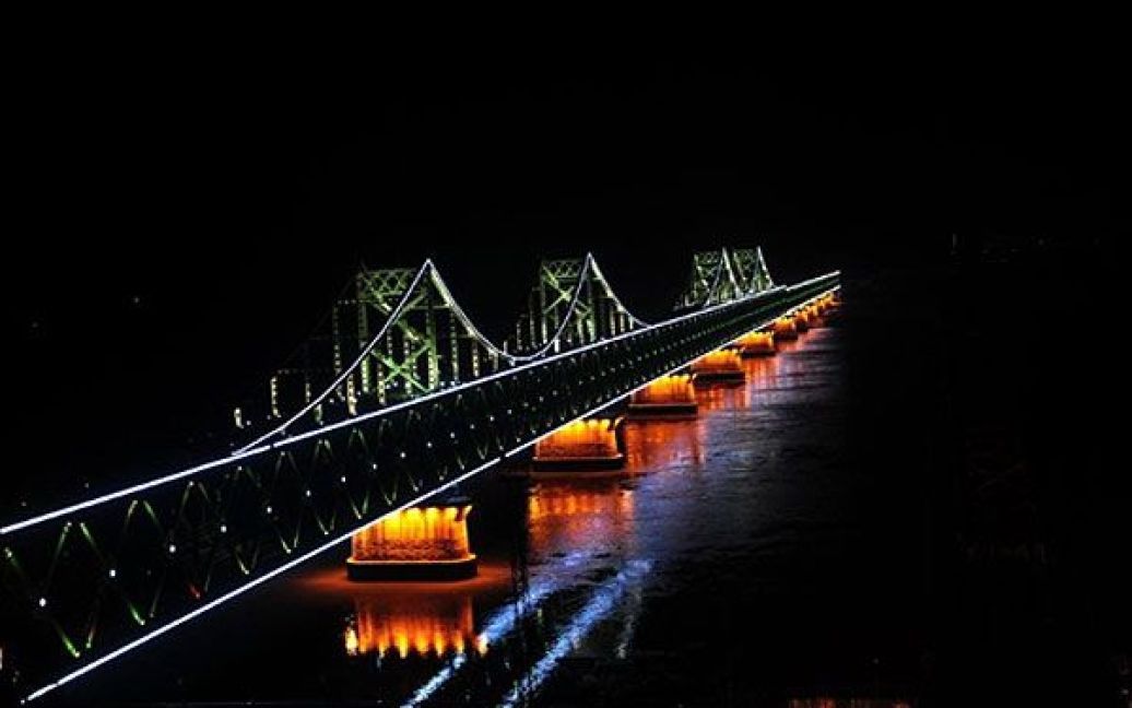 Китай, Даньдун. Міст до середини річки Ялу, яка розділяє північнокорейське прикордонне місто Siniuju від китайського міста Даньдун у північно-східній провінції Ляонін. / © AFP