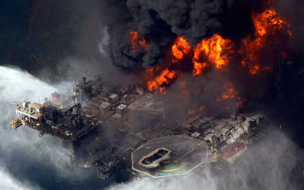 Вид згори на палаючу нафтову вишку "Deepwater Horizon" після вибуху у квітні в Мексиканській затоці. В результаті вибуху, 11 робочих загинули, ще 17 людей отримали поранення. (AP Photo / Gerald Herbert) / © The Boston Globe