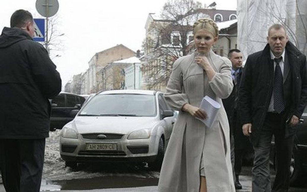 Тимошенко зайшла до будівлі ГПУ в супроводі охоронців / © УНІАН