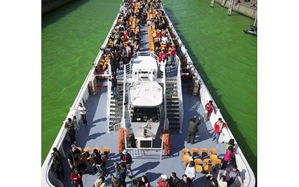 В Парижі воду у річці Сені пофарбували у зелений колір до Всесвітнього дня водних ресурсів / © AFP