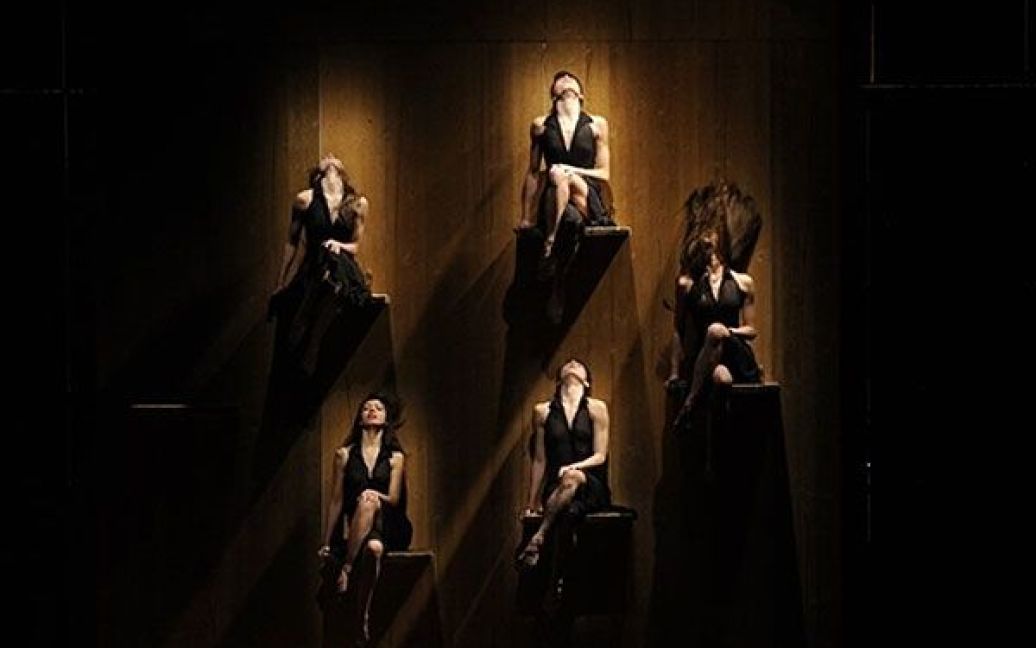 Італія, Мілан. Танцівниці беруть участь у показі Frankie Morello на тижні моди у Мілані. / © AFP
