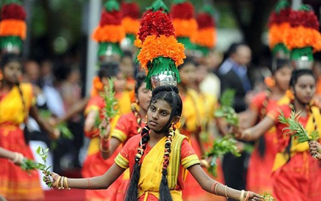 Шрі-Ланка, Катарагама. Виконавиці традиційних танців виступають під час церемонії на честь 63-ої річниці незалежності острова від Великобританії. / © AFP