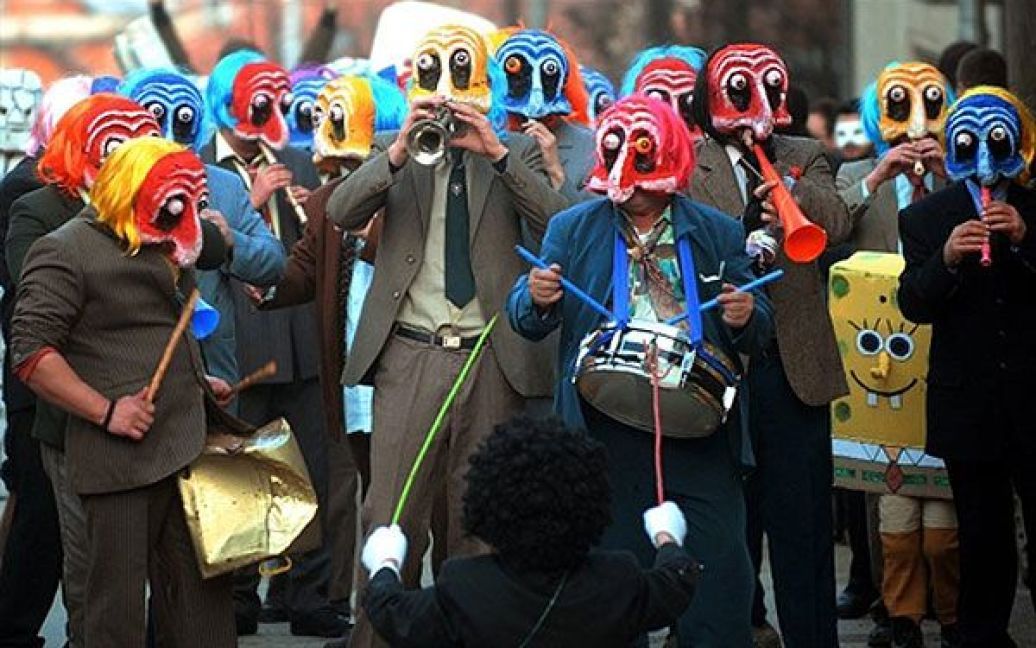Македонія, Вевчани. Люди у масках беруть участь у карнавальній ході через місто Вевчани. Карнавалу у Вевчанах, який проводиться щороку на честь свята Святого Василя, виповнилося 1400 років. / © AFP