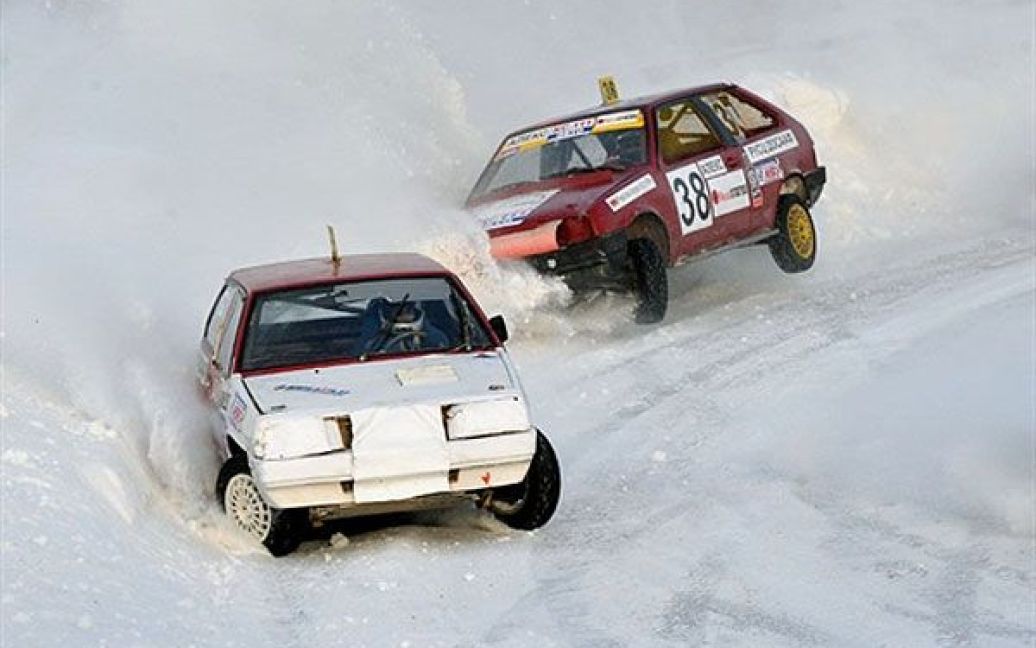 Білорусь, Мінськ. Автомобілі змагаються під час перегонів на льоду у Мінську. / © AFP