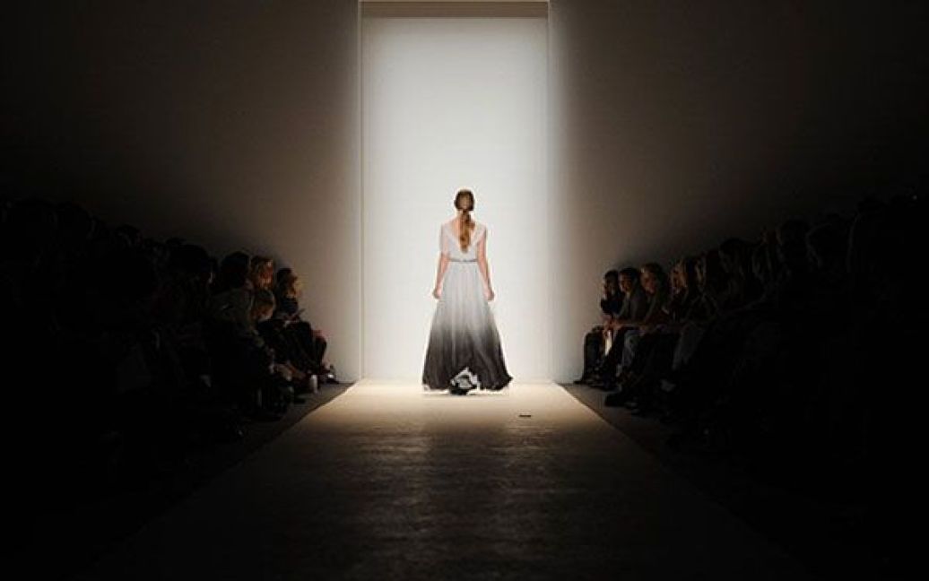 США, Нью-Йорк. Модель демонструє одяг від Lela Rose на тижні моди Mercedes Benz Fashion Week у Нью-Йорку. / © AFP