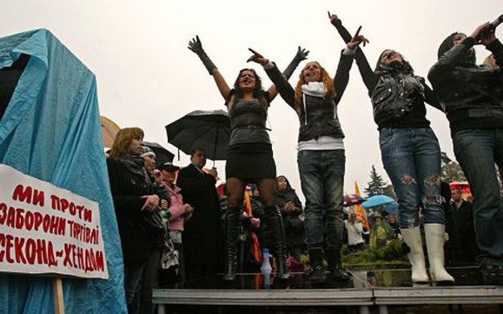 Учасниці гурту "Пающіє труси" виступили перед учасниками мітингу-протесту проти знищення секонд-хендів в Україні / © УНІАН