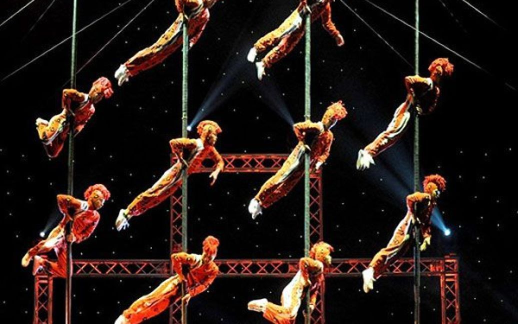 Австралія, Мельбурн. Акробати з цирку "Le Grand Cirque" виступають під час прес-показу нового шоу у Мельбурні. Цей цирк гастролює багатьма країнами світу, в яких вони шукають нові таланти: Росією, Китаєм, країнами Південної Америки, Африки, Європи і Зовнішньої Монголії. / © AFP