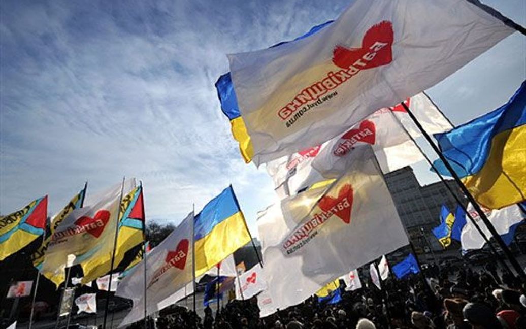 У центрі Києва декілька сотень мітингуючих зібралися на Європейській площі біля будівлі Українського будинку. / © AFP