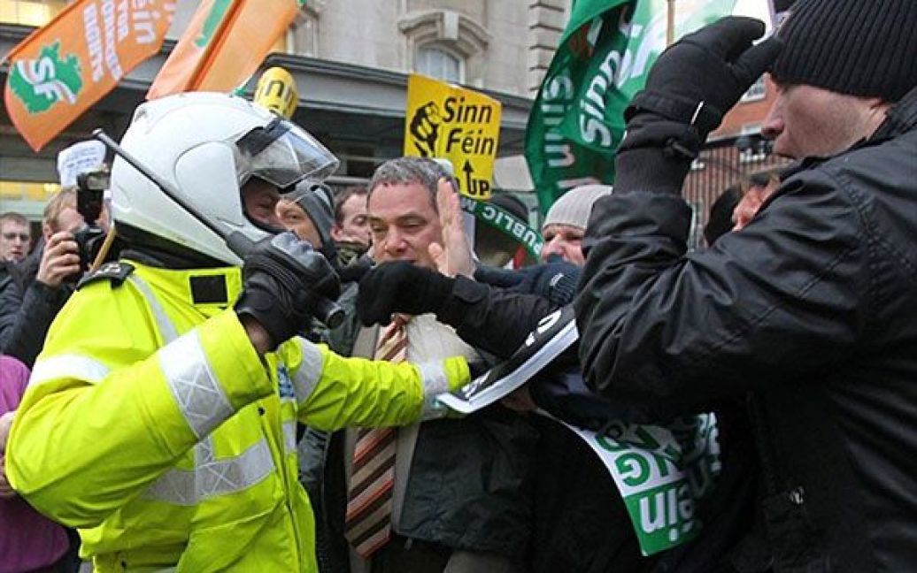 Ірландія, Дублін. Ірландський поліцейський стримує протестуючих, які намагаються пробитися крізь кордон, виставлений перед офісом ірландського прем&#039;єр-міністра у Дубліні. / © AFP