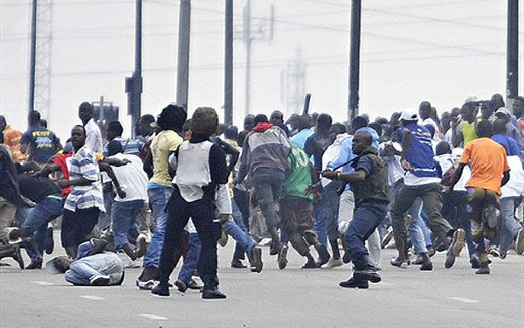 Кот-д&#039;Івуар, Абіджан. Військові, вірні колишньому президенту країни Лорану Гбагбо,  намагаються розігнати прихильників Алассана Уаттара у Абіджані. Зіткнення між демонстрантами і поліцією спалахнули, коли війська, лояльні до одного з двох претендентів на посаду президента країни, були мобілізовані, щоб зупинити протестуючих, які штурмували штаб-квартиру державного телебачення. Поліція і солдати створили кордон з броньованих автомобілів. / © AFP