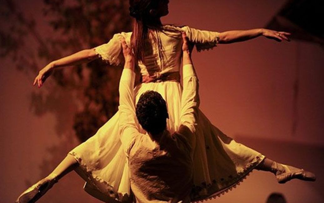 Сербія, Пріштіна. Артисти балету Косово під час вистави "Зв&#039;язок" у Національному театрі Косово. / © AFP