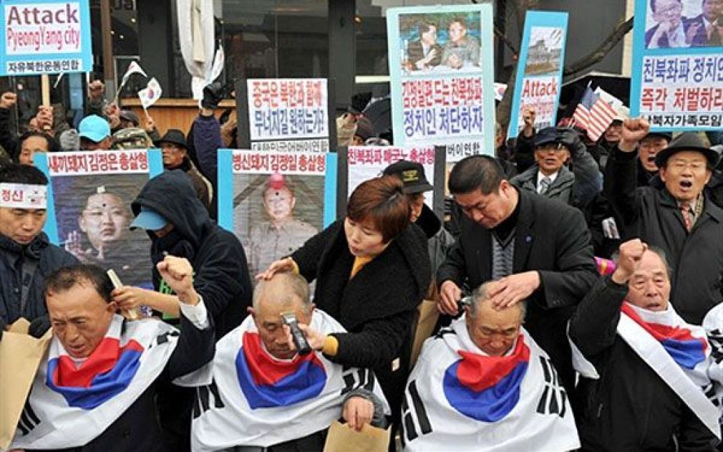 Республіка Корея, Сеул. Активісти-консерватори у Сеулі голять голови під час мітингу, на якому було засуджено артилерійський напад Північної Кореї на південнокорейський острів 23 листопада. / © AFP