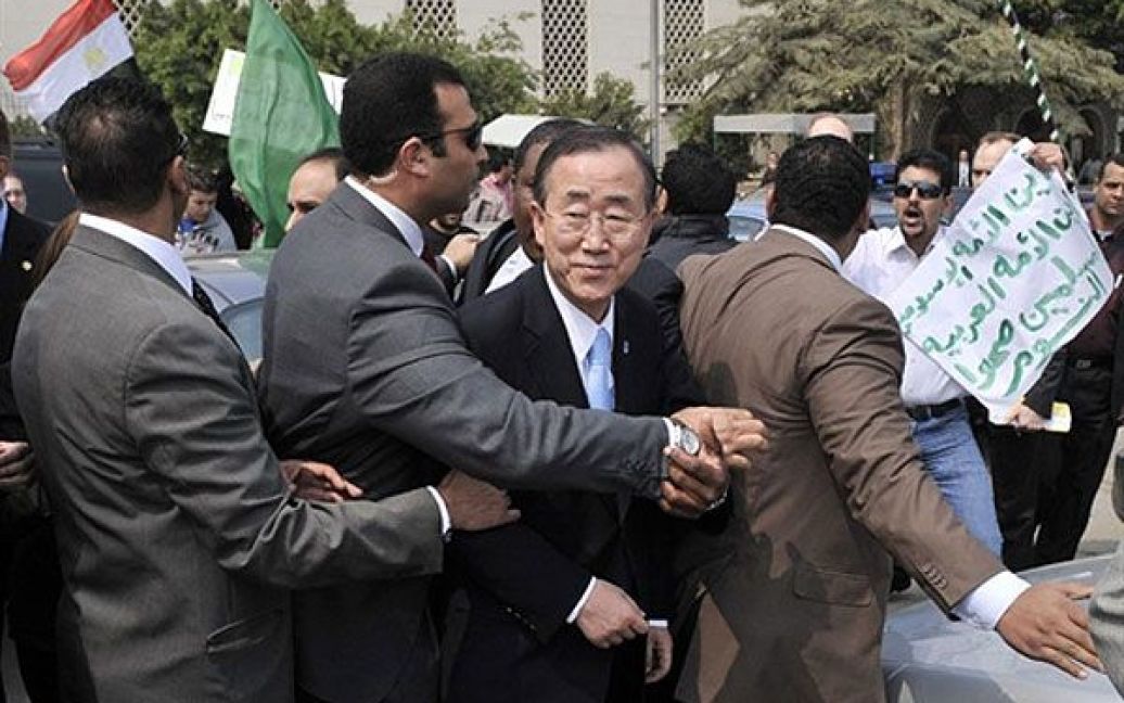 Єгипет, Каїр. Генерального секретаря ООН Пан Гі Муна захищають охоронці після того, як прихильники Муаммара Каддафі напали на нього перед будівлею Ліги арабських держав у Каїрі. / © AFP