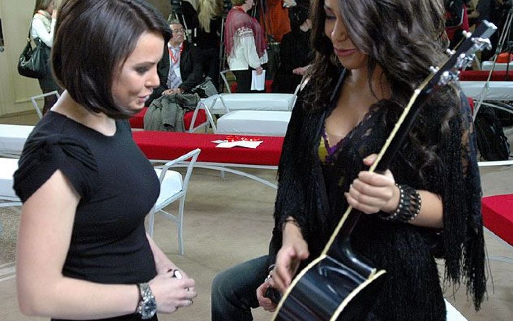 Гайтана показує Лілії Подкопаєвій свою гітару. / © ТСН.ua