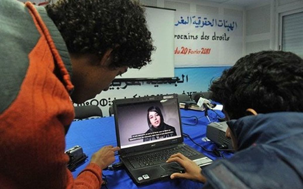 Марокко, Рабат. Молоді марокканці дивляться відео, яке закликає їх до демонстрації наступного тижня. Марокканська молодь закликала до мирних демонстрацій щодо проведення широких політичних реформ у країні. / © AFP