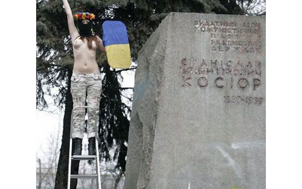 Активістка жіночого руху FEMEN в образі "Батьківщини-мачухи" під час моно-мітингу в центрі Києва. / © УНІАН