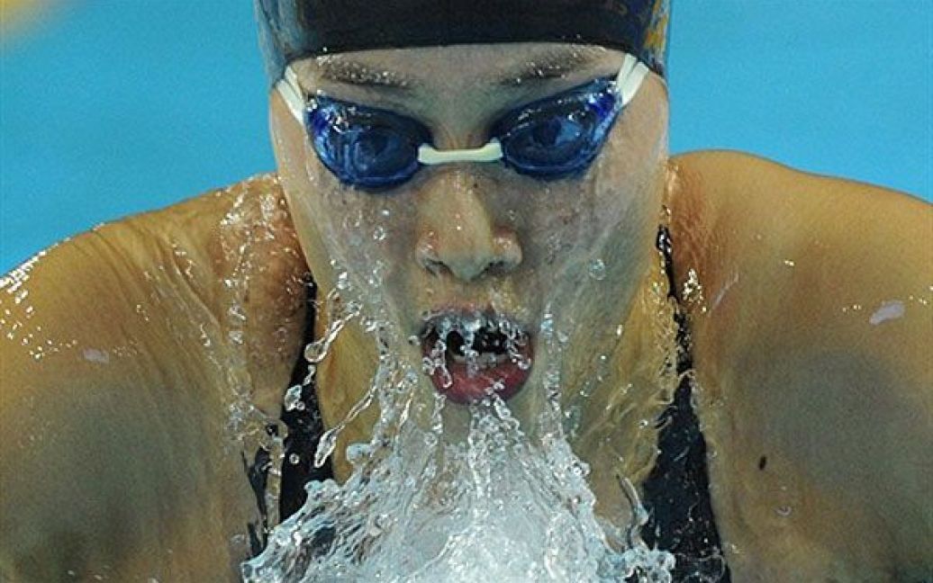Китай, Гуанчжоу. Китайська спортсменка Хі Ліпін бере участь у запливі брасом на 200 м на 16-х Азіатських іграх у Гуанчжоу. / © AFP