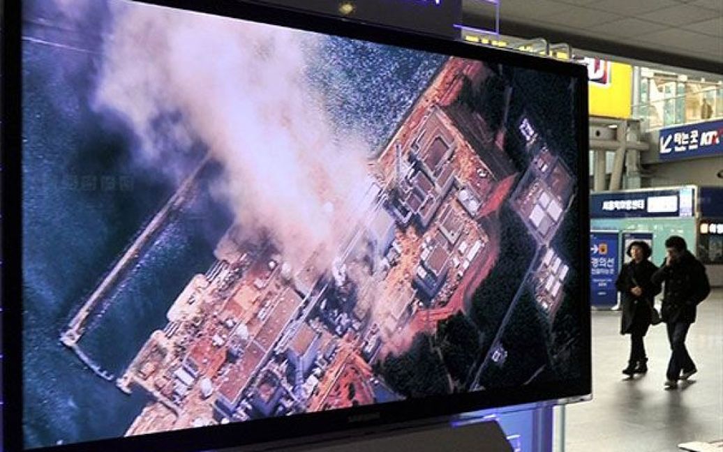 У ніч на середу в результаті серії вибухів і пожеж на реакторах станції, радіаційний фон поблизу "Фукусіма-1" досяг значення 10 мілізіверт на годину / © AFP