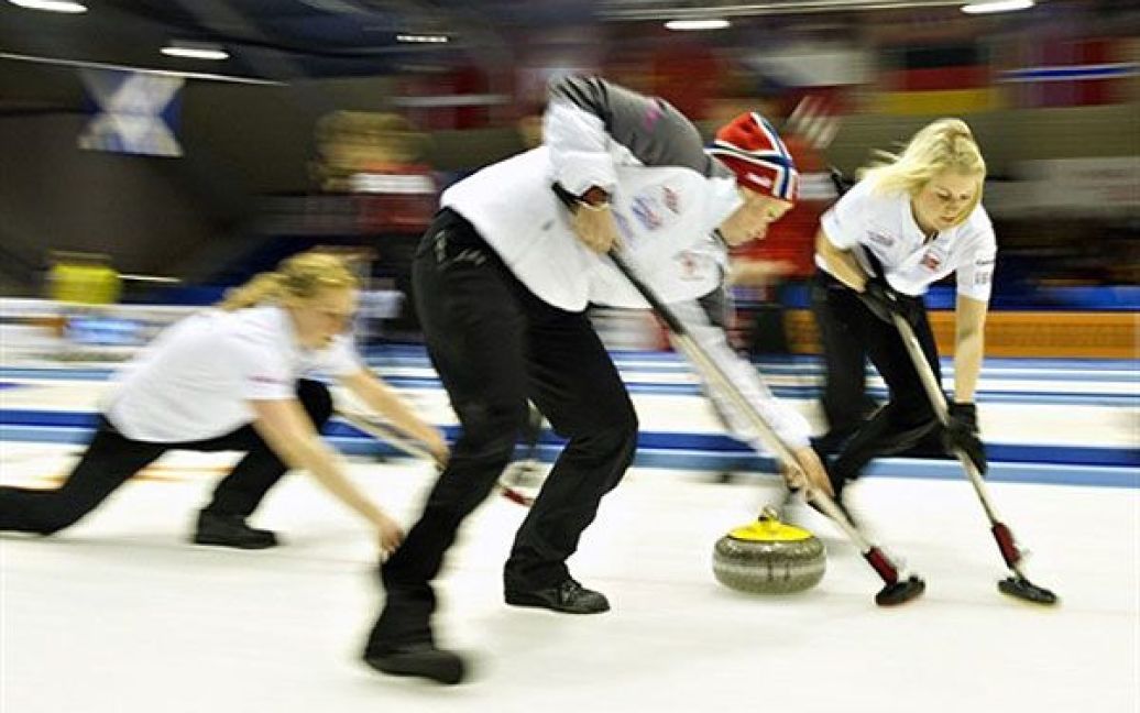 Данія, Есбьєрг. Гравці жіночої збірної Норвегії виступають під час змагань зі збірною Канади на Чемпіонаті світу з керлінгу. / © AFP