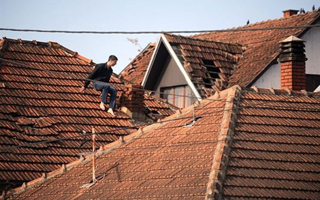Сербія, Кралєво. Чоловік оглядає пошкоджені дахи у селищі Кралєво, яке постраждало від землетрусу. В результаті землетрусу, дві людини загинули, десятки отримали поранення, було заподіяно істотної шкоди місту Кралєво. / © AFP