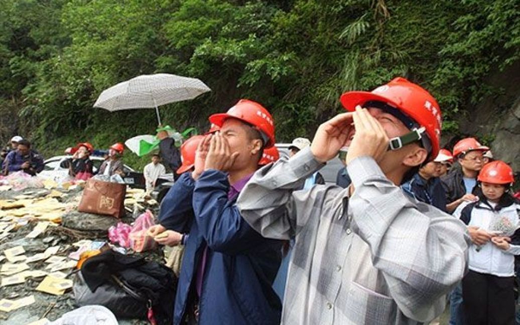 Тайвань, Ілан. Родичі зниклих безвісті під час тайфуну Меги китайських туристів вигукують їхні імена, доки ведуть пошуки на дорозі Су Хуа, де стався зсув. Китай закликав Тайвань активізувати пошук 20 китайців, яких вважають зниклими безвісті протягом семи днів. / © AFP