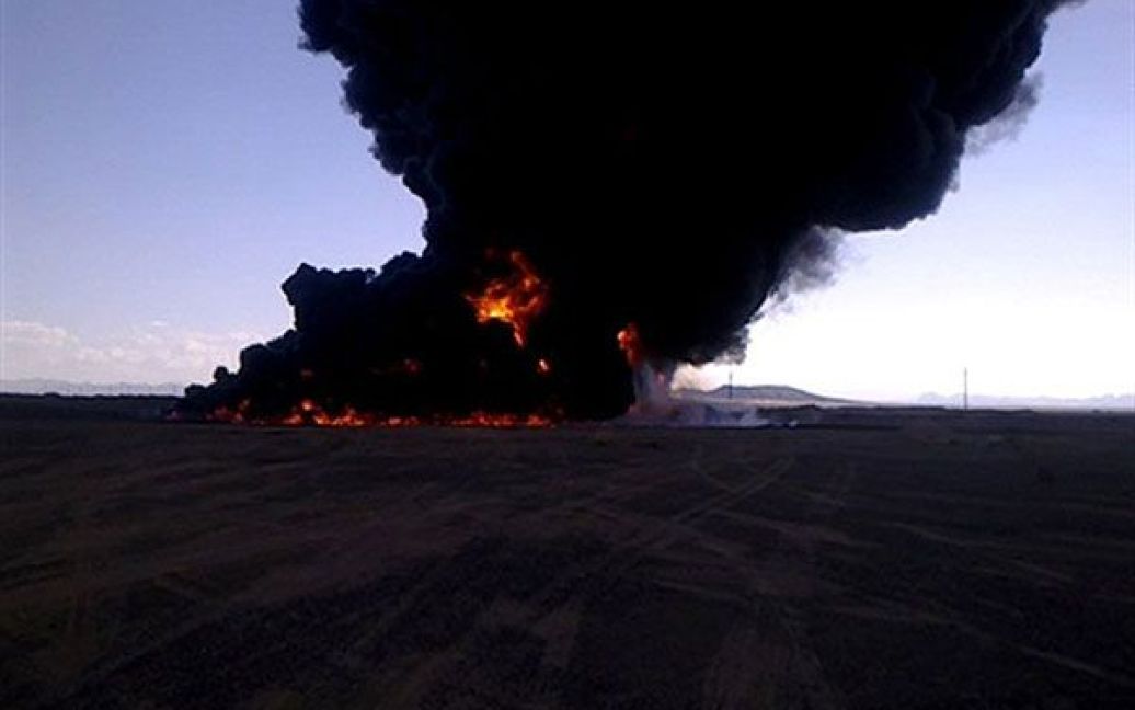 Ємен. Чорний дим здіймається над нафтопроводом у місті Аль-Шубайках, у вибуху на якому звинувачують Аль-Каїду. / © AFP