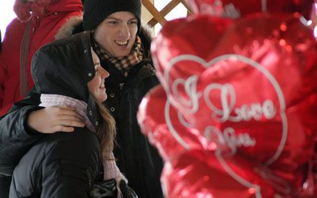 Українці 14 лютого цілуються, дарують листівки та сувеніри, беруть участь в акціях, ходять на концерти і закохуються. / © УНІАН