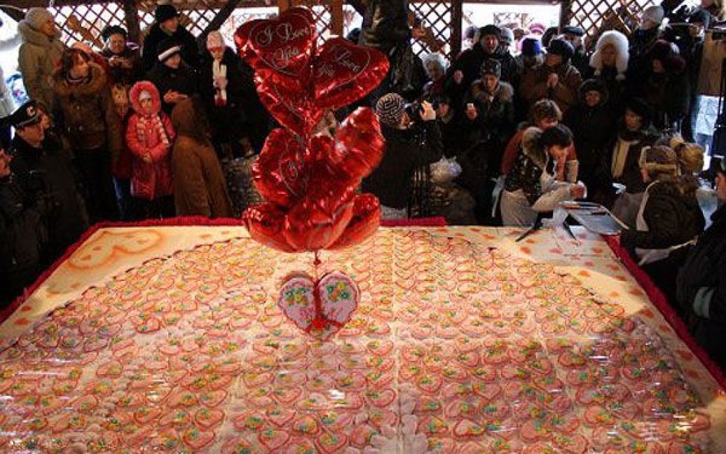 Пряник на День Святого Валентина приготували з прянощами і спеціями. Ласощі у вигляді двох великих сердець скріпили глазур&#039;ю / © УНІАН