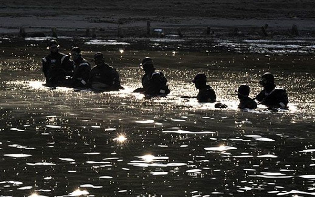 Республіка Корея, Сеул. Південнокорейські поліцейські перевіряють річку Хан напередодні саміту G20, який почався в Сеулі. Начальник поліції Південної кореї заявив, що Північна Корея може спробувати зірвати збори світових лідерів, які мають відбутися в Сеулі 11-12 листопада. / © AFP