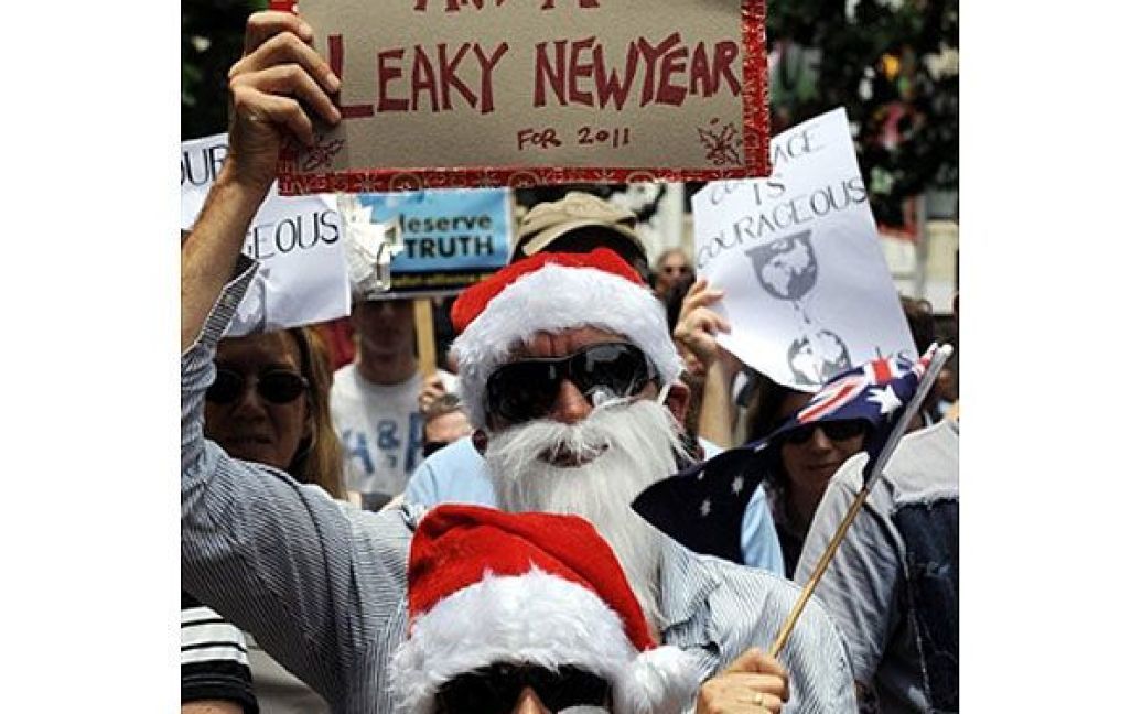 Австралія, Сідней. Сотні австралійців взяли участь у мітингу на підтримку засновника "WikiLeaks" Джуліана Ассанжа в Сіднеї. Учасники акції зібралися біля будівлі ратуші у Сіднеї та департаменту закордонних справ у Брісбені на підтримку 39-річного Ассанжа, який залишається під вартою у Великобританії після звинувачень у сексуальному нападі. / © AFP
