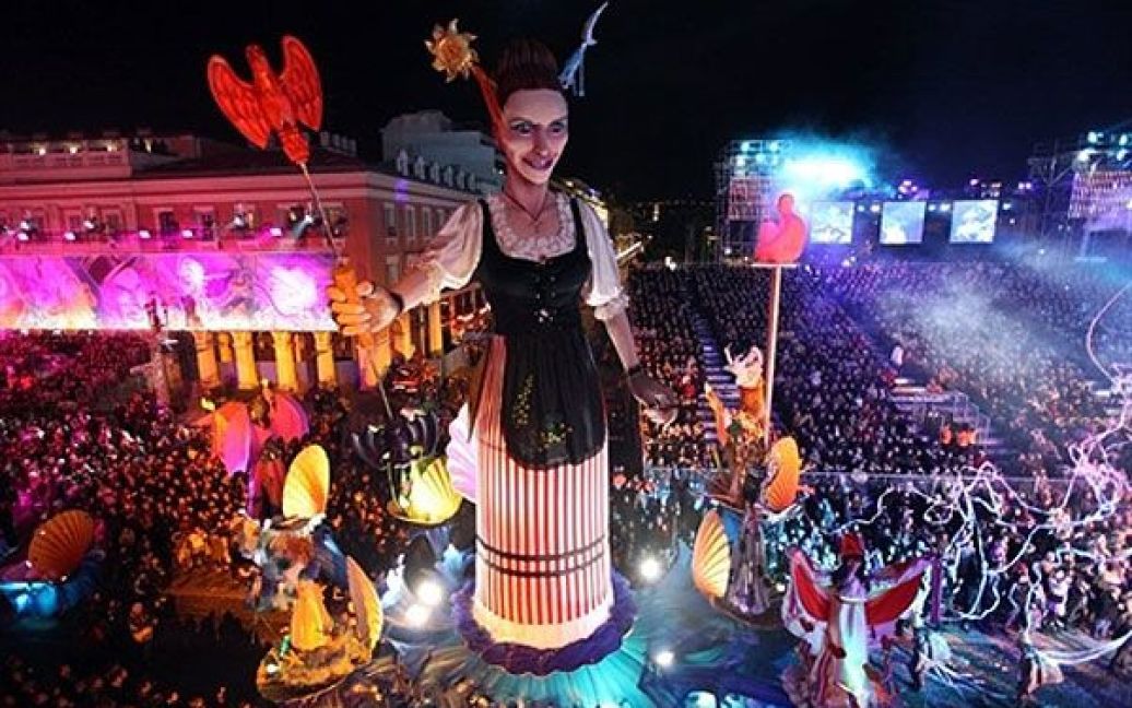 Франція, Ніцца. Платформа "Королева Ніцци" бере участь у 127-му Ніццькому карнавалі, який присвячений "Середземноморському королю". / © AFP