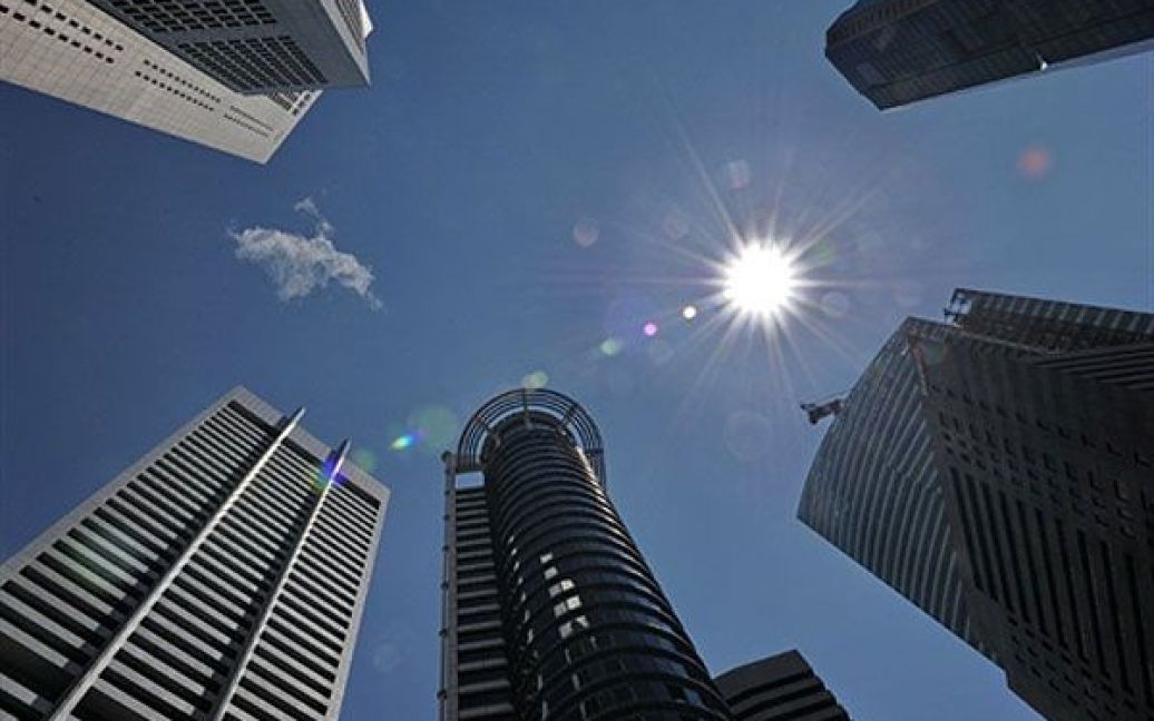 Сінгапур. Сонце встає над фінансовим районом Raffles у Сінгапурі. / © AFP