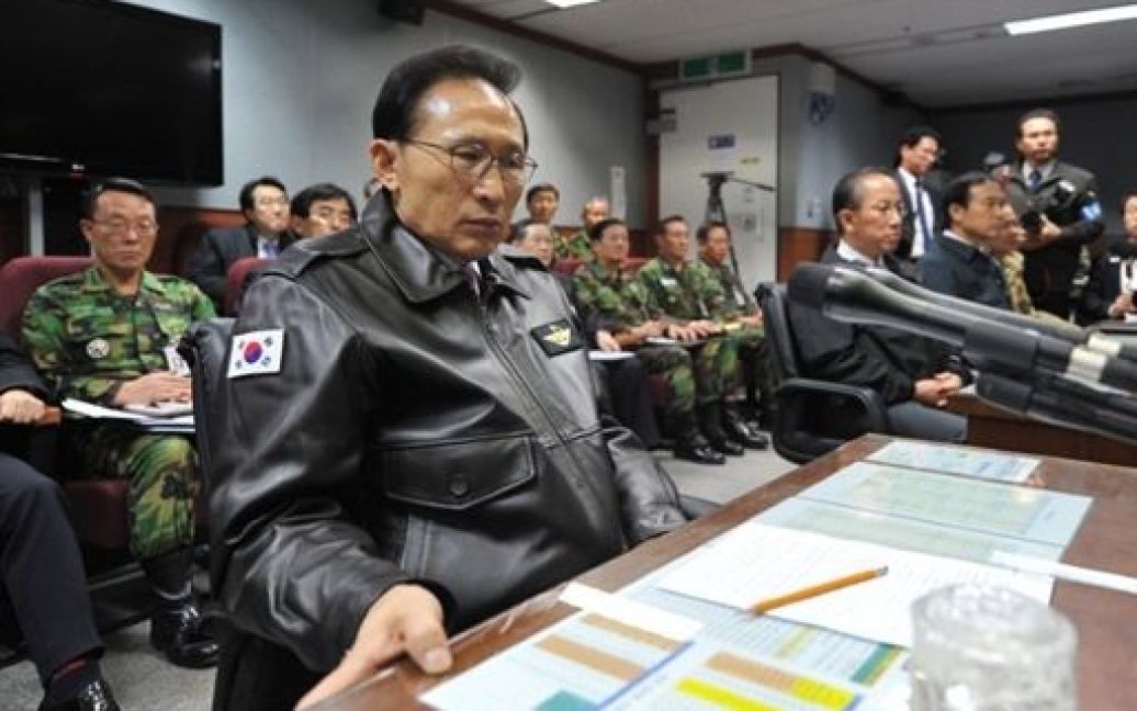 Президент Південної Кореї Лі Мен Бак прийняв відставку глави військового відомства Кім Тхе Єна, який піддався різкій критиці після обстрілу острова Енпхендо з боку КНДР. / © AFP