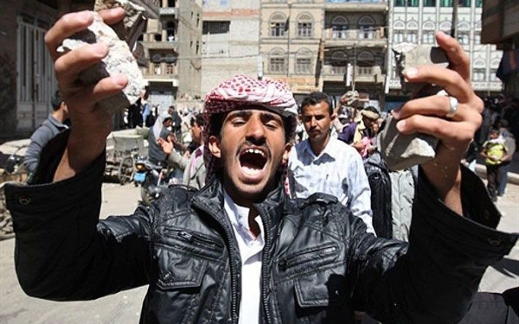 Ємен, Сана. Єменський антиурядовий демонстрант вигукує гасла, які закликають до повалення президента країни Алі Абдалли Салеха, під час зіткнень з прихильниками влади у центрі Сани. Щонайменше 12 людей отримали поранення, а поліція робила попереджувальні постріли під час запеклих зіткнень між демонстрантами. / © AFP
