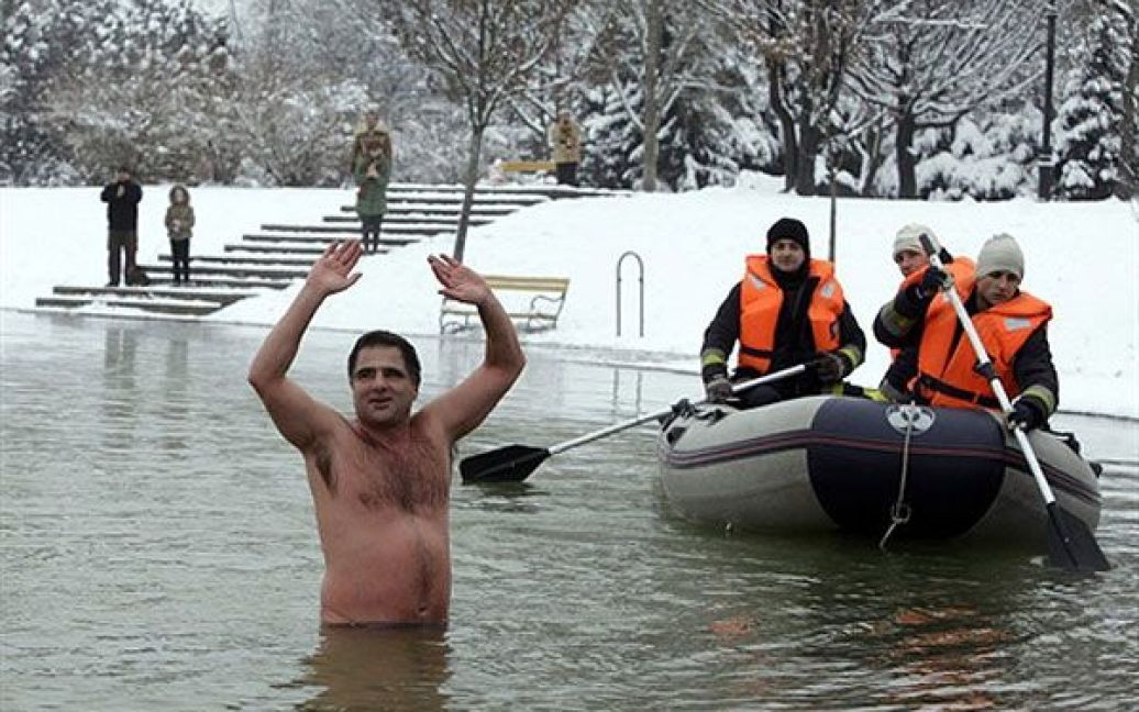 Угорщина, Тисауйварош. Угорський спортсмен Гіоргі Ширілла піднімає вгору руки, стоячи у крижаній воді в озері Тисауйварош. / © AFP