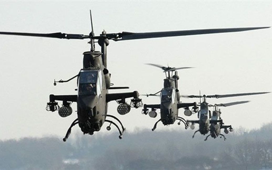 Республіка Корея. Південнокорейські гелікоптери "AH-1S Cobra" злітають під час військових навчань у Йонпхьон. Сполучені Штати і Південна Корея обережно відповіли на заяву Північної Кореї, мовляв, Пхеньян повинен судити по діях, а не по словах / © AFP