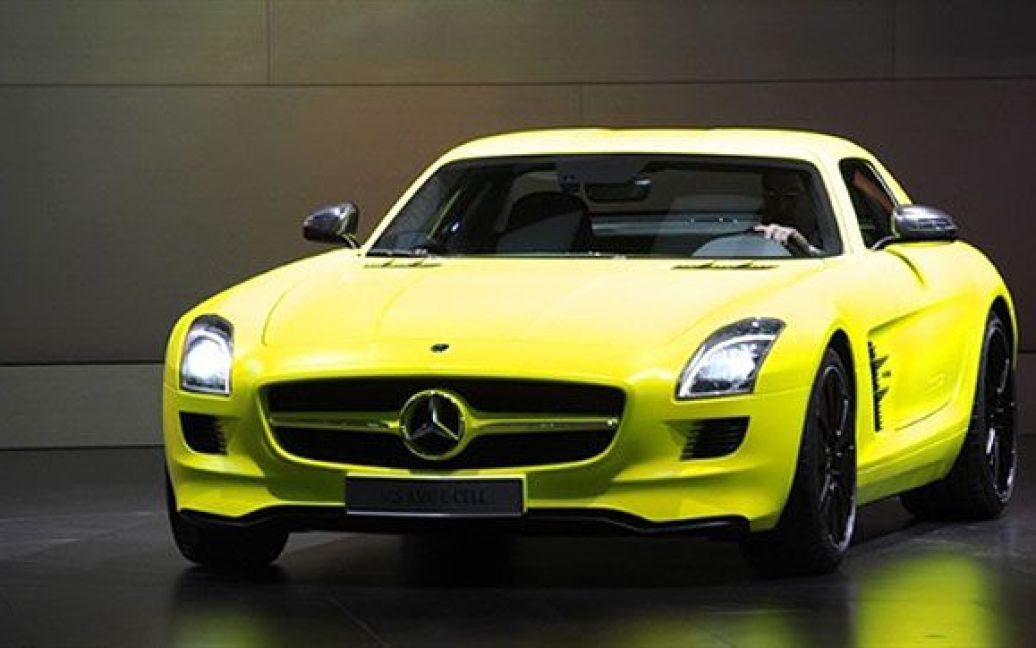 На стенді Mercedes-Benz показали прототип нового SLS E-Cell / © AFP