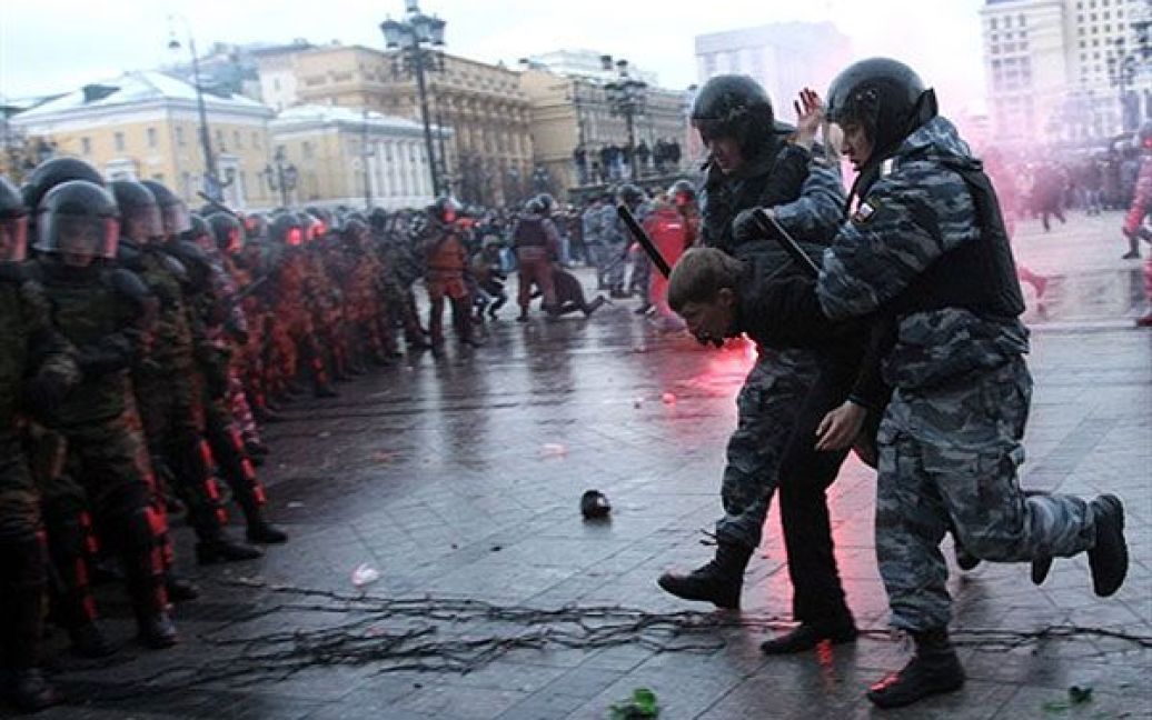 В центрі Москви, на Манежній площі, кілька тисяч футбольних фанатів влаштували масову бійку зі співробітниками міліції. / © AFP